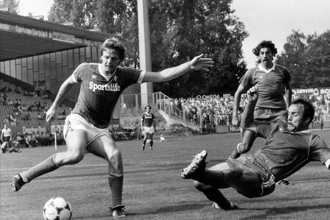34 Tore in zwei Jahren erzielte Bodo Mattern (links, gegen Robert Piller vom SC Freiburg) zwischen 1981 und 1983. Archivoto: imago 