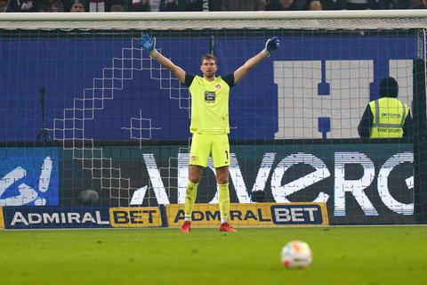 Kaiserslauterns Torwart Andreas Luthe steht auf dem Platz in seinem Tor. Foto: dpa