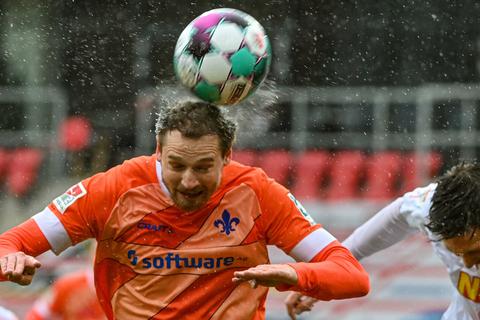 Abwehrchef Immanuel Höhn (links, gegen den Regensburger Andreas Albers) ist auch in Kiel gesetzt – egal, ob die Lilien mit Dreier- oder Viererkette agieren.     Foto: dpa