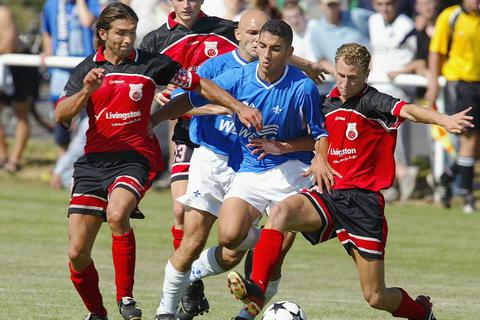 Im Mittelpunkt: Fauozi Atmani (Mitte, hier im August 2003 gegen den SV Bernbach) war für den SV Darmstadt 98 in der Regionalliga und der Oberliga am Ball. Archivfoto: Herbert Krämer