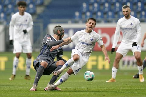 Marvin Mehlem (rechts) bekam in der Partie gegen den Hamburger SV (links Klaus Gjasula) einiges ab und droht damit am Dienstag in der Auswärtspartie des SV_98 bei der Spvgg Greuther Fürth auszufallen.    Foto: Florian Ulrich