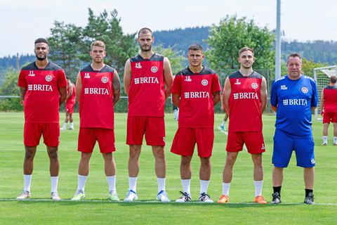 Die bisherigen SVWW-Neuzugänge (von links): Martin Angha, Marcus Mathisen, Aleksandar Vukotic, Antonio Jonjic und Amar Catic verstärken die Mannschaft von Trainer Markus Kauczinski.