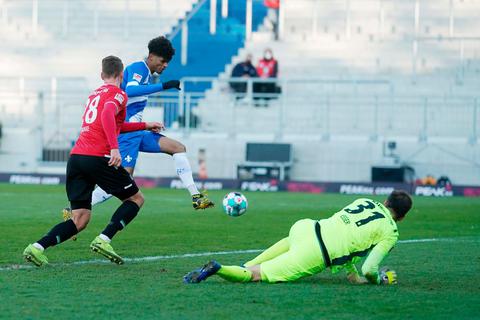 Die einzige Niederlage gegen Hannover 96 seit 1992 konnte am 10. Januar 2021 auch Aaron Seydel nicht verhindern, der hier den 1:2-Endstand erzielt. © dpa