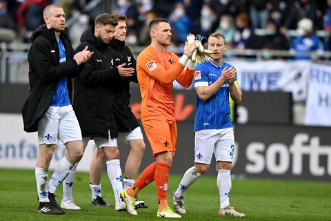Nach dem 1:1 gegen Hansa Rostock bedanken sich die Spieler bei den Fans für ihre Unterstützung. Foto: Florian Ulrich/Jan Huebner