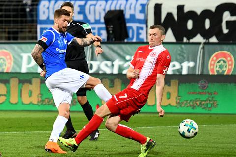 Der Schuss ins Glück: Tobias Kempe (links) trifft am 2. April 2018 zum 1:0 gegen Fortuna Düsseldorf (rechts Oliver Fink). Archivfoto: Florian Ulrich