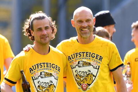 Yannick Stark (links) feiert gemeinsam mit Trainer Alexander Schmidt den Zweitliga-Aufstieg von Dynamo Dresden. Foto: Imago