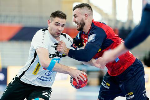 So kennen ihn die HSG-Fans: Der Ex-Wetzlarer Jannik Kohlbacher hat für die Rhein-Neckar Löwen hier Tomislav Severec (l.) von RK Nexe Nasice im Griff. Am Sonntag gastiert der Kreisläufer in der Rittal-Arena. Foto: dpa 