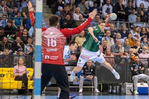 Auf dem Sprung: Domen Novak (r.) von der HSG Wetzlar zieht gegen Stuttgarts Torwart Miljan Vujovic ab.