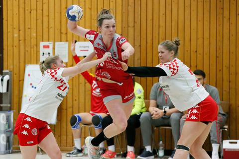 Einfach nicht zu stoppen: Die ehemalige Mainzerin Alicia Soffel (Mitte) lässt sich von Franziska Fischer (links) und Natalie Adeberg nicht aufhalten. Foto: Sabine Müller
