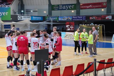 Auszeit in Leverkusen: Auch Kristin Schäfer (mit ihren Torwartkolleginnen und Torwarttrainer Martin Malik rechts zu sehen) ist wieder auf der Platte. Foto: Nobert Roth/Mainz 05
