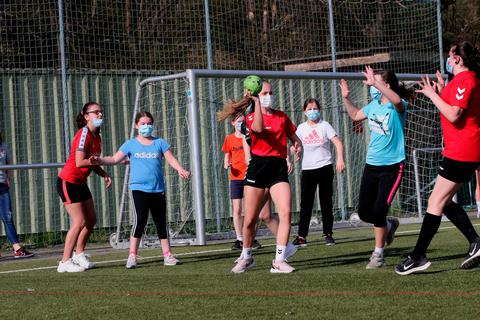 Endlich wieder Handballtraining: Die unter 15 Jahre alten Handballerinnen der HSG Wettenberg freuen sich seit Anfang März über durchaus sportartspezifische Übungseinheiten unter freien Himmel. Foto: Steffen Bär 