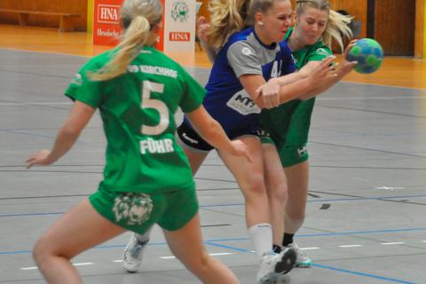 Durchgesetzt: So wie hier Claire Ramacher (am Ball) können sich die Handballerinnen der TSG Oberursel beim Oberliga-Auftakt in Kirchhof nur selten durchsetzen.  Foto: zyk 