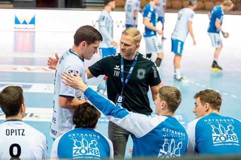 Merlin Fuß (aus Wehrheim) wird von TVH-Interimscoach Trainer Johannes Wohlrab im Spiel gegen Aue aufgemuntert. Fuß erzielt letztlich fünf Tore, darunter das 26:26. Foto: Röczey  