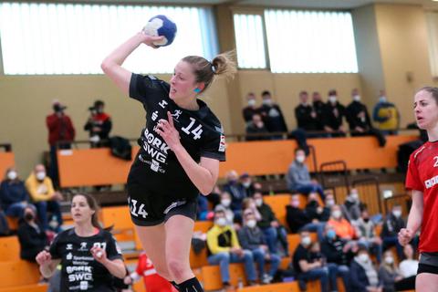 Die HSG Kleenheim-Langgöns und ihre mit fünf Treffern erfolgreichste Torschützin Ann-Sophie vom Hagen (am Ball) müssen sich Fortuna Düsseldorf knapp mit 26:27 geschlagen geben. Foto: Steffen Bär 