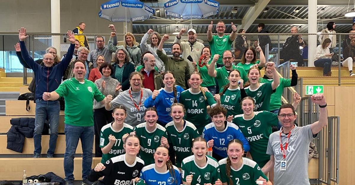 A-Juniorinnen-der-HSG-Kleenheim-Langg-ns-belohnen-sich