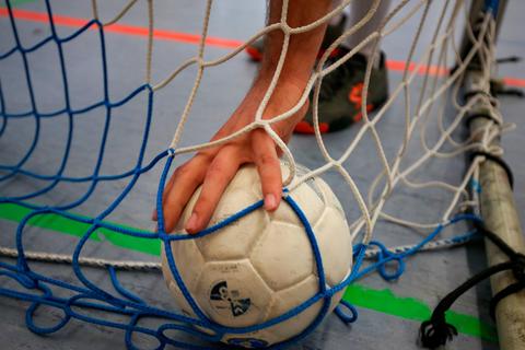 Wann der Ball wieder aus dem Netz geholt werden kann, ist zumindest im Handball-Bezirk Gießen völlig unklar. Foto: Joaquim Ferreira 