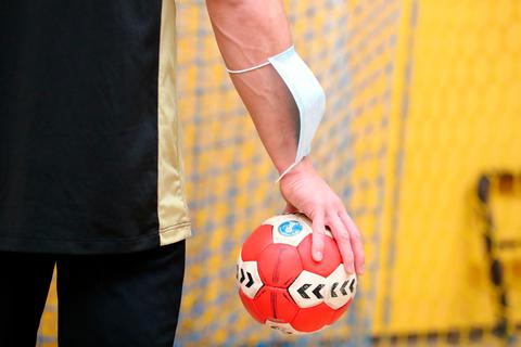 Corona und Maske bestimmen nach wie vor das Geschehen im Alltag. Der Handball soll dennoch weitergehen. Foto: René Weiss 