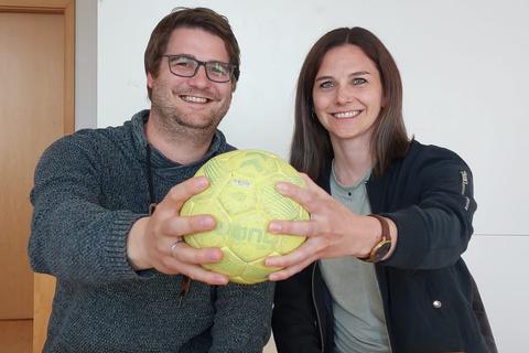 Nehmen ein letztes Mal den Handball in die Hand: Lisa Schäfer und Philipp Schäfer.