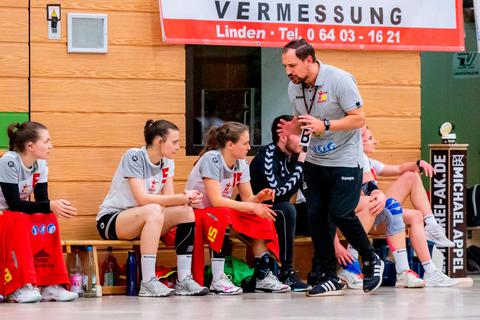 NZu spät aufgewacht: Trainer Kai Nober sieht eine Niederlage der HSG Wettenberg bei der TSG Oberursel. Foto: Jenniver Röczey 