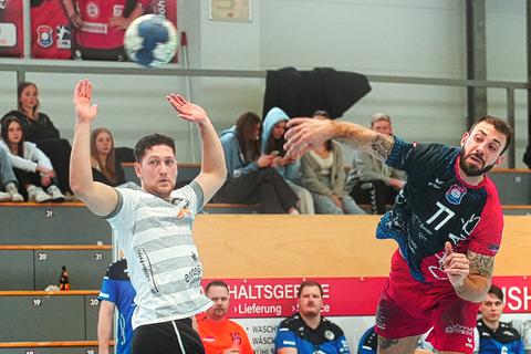 Auch dank eines bärenstarken Auftritts von Nils Tietböhl (r.) meistert der TV Hüttenberg U23 die hohe Hürde bei der TSG Offenbach-Bürgel mit 26:25.