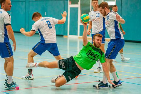 Matchwinner: Sebastian Ulm (am Ball) von der HSG Dilltal erzielt gegen die TSF Heuchelheim die entscheidenden Treffer.  Foto: Jörg Förster 