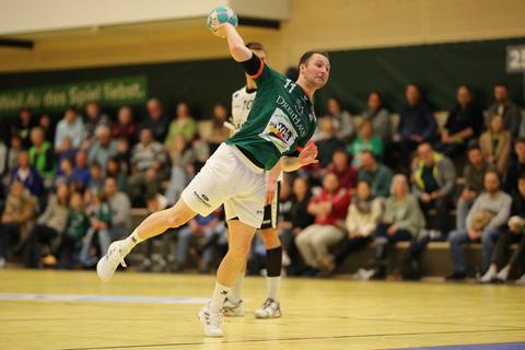 7m-Versuch von Nr.11 Leon Bremond (HSG Dutenhofen/Münchholzhausen) (Foto: Florian Gümbel)