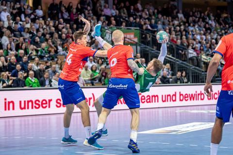 Lenny Rubin (#44 HSG Wetzlar), Tom Kare Nikolaisen (#30 Bergischer HC 06), Frederik Ladefoged (#14 Bergischer HC 06) Handball Bundesliga; HSG Wetzlar - Bergischer HC 06: Wetzlar, 19.03.23