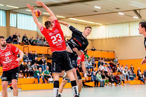 Nächster Meisterrunden-Anlauf für Niklas Roth (beim Wurf), Nico Scheibel und die HSG Kleenheim-Langgöns: In Obernburg hängen die Trauben jedoch wohl ziemlich hoch. Foto: Jenniver Röczey 