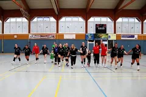 Dank ans Publikum nach erfüllter Mission: Mit einem 25:23-Heimerfolg gegen die HSG Hungen/Lich macht die HSG Dilltal die Meisterschaft vorzeitig klar.