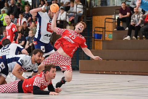 Noch alles drin: Yannick Weiß (am Ball), Marc Birkenstock (liegend) können recht optimistisch in Richtung des Relegations-Rückspiels am Samstag blicken. Beim TSV Lang-Göns unterliegen sie denkbar knapp mit 23:24.