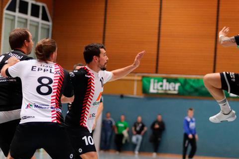 Der am Ende fünfmal erfolgreiche Patrick Müller (r.) nutzt die Sperre seines Spielertrainers Micha Wiener. Am Ende jubeln sie gemeinsam mit ihren Mitspielern von der HSG Dilltal über ein deutliches 32:22 - und damit den ersten Saisonsieg - gegen die HSG EppLa. Foto: Janina Benner 