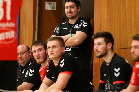 Gleich zweimal sind die HSG Linden und ihr Trainer Conrad Melle (hinten) am Wochenende noch einmal in Nachholspielen in Einsatz. Foto: Steffen Bär 