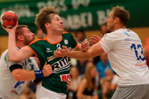 HSG-Mittelmann Lukas Gümbel (M.) ist einmal mehr ein Aktiv-Posten bei der HSG Dutenhofen/Münchholzhausen, bekommt es hier mit Moritz Lambrecht und Stefan Lex (r.) zu tun und trifft beim 22:24 gegen die HSG Pohlheim fünfmal. Foto: Florian Gümbel 
