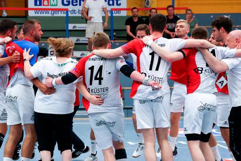 War es das schon in Sachen Aufstieg in die Oberliga? Noch nicht ganz, trotzdem verrät der Jubel nach dem Topspiel gegen Wiesbaden, dass die Hüttenberger U 23 ganz dicht vor der Meisterschaft steht. Foto: Jenniver Röczey 