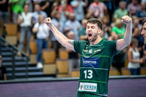 Alles muss raus: Filip Kuzmanovski freut sich nach der Partie gegen Göppingen über den ersten Saisonsieg seiner HSG Wetzlar.
