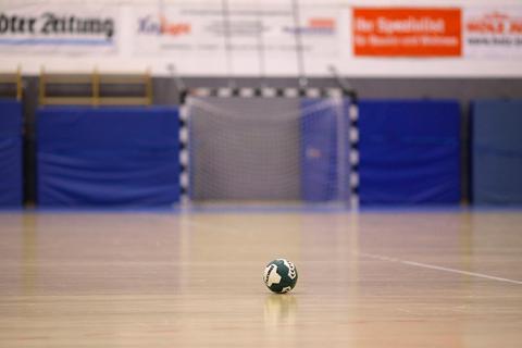 Niemand darf mehr an den Ball: In Hessen wird aufgrund des Coronavirus kein Handball mehr gespielt.  Foto: Imago 