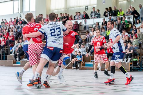Jan Kummer (3.v.r.), Nico Müller (l.), Marc Birkenstock (2.v.r.) und ihre Mitspieler vom TV Hüttenberg III sind nach erfolgreich absolvierter Relegation nun in der Bezirksoberliga mit von der Partie.