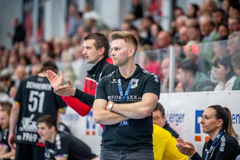 Verliert mit dem TV Hüttenberg: Trainer Johannes Wohlrab. Im Hintergrund: Keeper Dominik Plaue.	Foto: Jenniver Röczey
