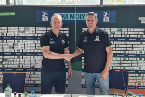 Auf eine erfolgreiche Zusammenarbeit: Geschäftsführer Björn Seipp (r.) freut sich über die Verpflichtung von Frank Carstens als neuen Cheftrainer des Handball-Bundesligisten HSG Wetzlar.