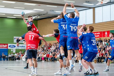 Hüttenbergs David Kuntscher (am Ball) versucht es gegen die halbe Mannschaft des Bergischen HC. Am Ende ziehen seine Teamkollegen und er nur knapp den Kürzeren.