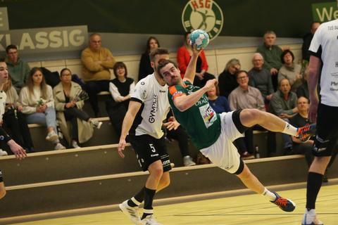 Jonas Müller (am Ball) von der HSG Dutenhofen/Münchholzhausen lässt den Danseberger Jan Claussen stehen und trifft für seine Farben.  