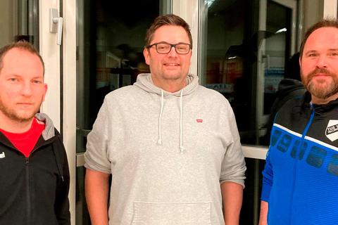 Ende Februar entschied sich, dass Jörg Mayer (M.) ab der Saison 2022/23 den Trainerposten bei der ESG Vollnkirchen/Dornholzhausen von Carsten Schäfer (r.) übernimmt. Nun quasi die Rolle rückwärts, Schäfer steht, gemeinsam mit Lukas Jox (r.), wieder an der Seitenlinie. © TuS Vollnkirchen