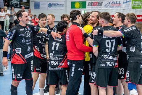 Dürfen sich über eine weitere Saison in der 2. Bundesliga freuen: die Handballer des TV Hüttenberg. 