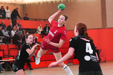 Laura Euler (beim Wurf) startet mit den B-Juniorinnen der HSG Kleenheim-Langgöns - wie auch die anderen fünf heimischen A- und B-Jugendteams - in die neue Oberliga-Spielzeit.