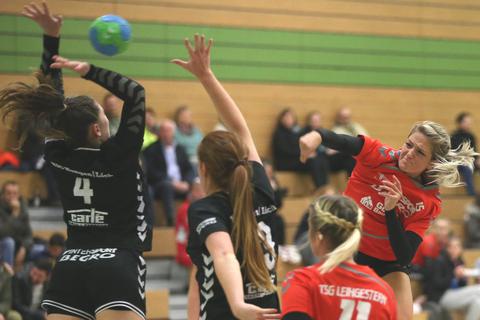 Silvia Maar (r.), die auch schon für die TSG Leihgestern in der Landesliga auf Torejagd ging, hat sich der HSG Kleenheim-Langgöns angeschlossen.