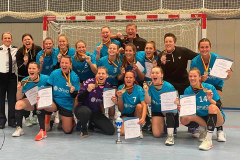 Eine Klasse für sich ist auch bei der Polizeihandball-DM in Niedergirmes das Team Hessen, das die Mission "Titelverteidigung" äußerst souverän erfüllt. © Lena Wagner