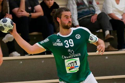 Der nächste auf der Ausfallliste der Grün-Weißen: Rückraumspieler Jonas Müller (am Ball) hat einen Mittelhandbruch erlitten. © Steffen Bär