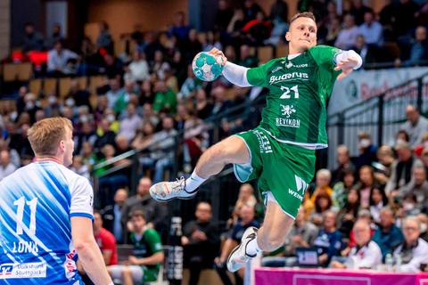Hebt gegen die SG Flensburg-Handewitt wieder ab: Spielmacher Jonas Schelker ist zurück im Kader der HSG Wetzlar. Foto: Jenniver Röczey  © Jenniver Röczey