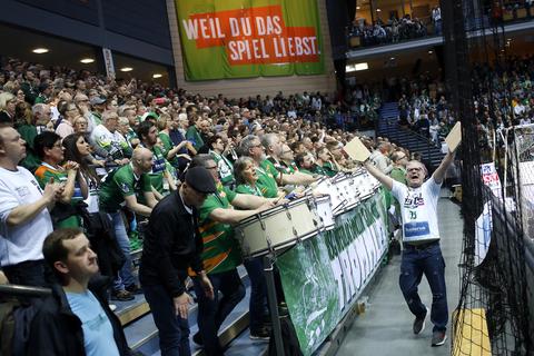 Die Trommler und alle anderen Fans der HSG Wetzlar geben alles, aber die Punkte gehen an Minden.