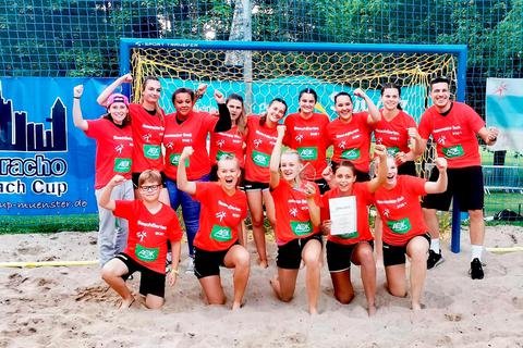 Großer Jubel über einen unerwarteten Erfolg: Die B-Juniorinnen der JSG Bieber/Heuchelheim feiern den Vizetitel im Beach-Handball.  Foto: JSG Bieber/Heuchelheim  